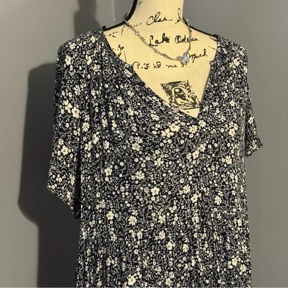 Knox Rose Floral V-Neck Dress - Picture 3 of 8
